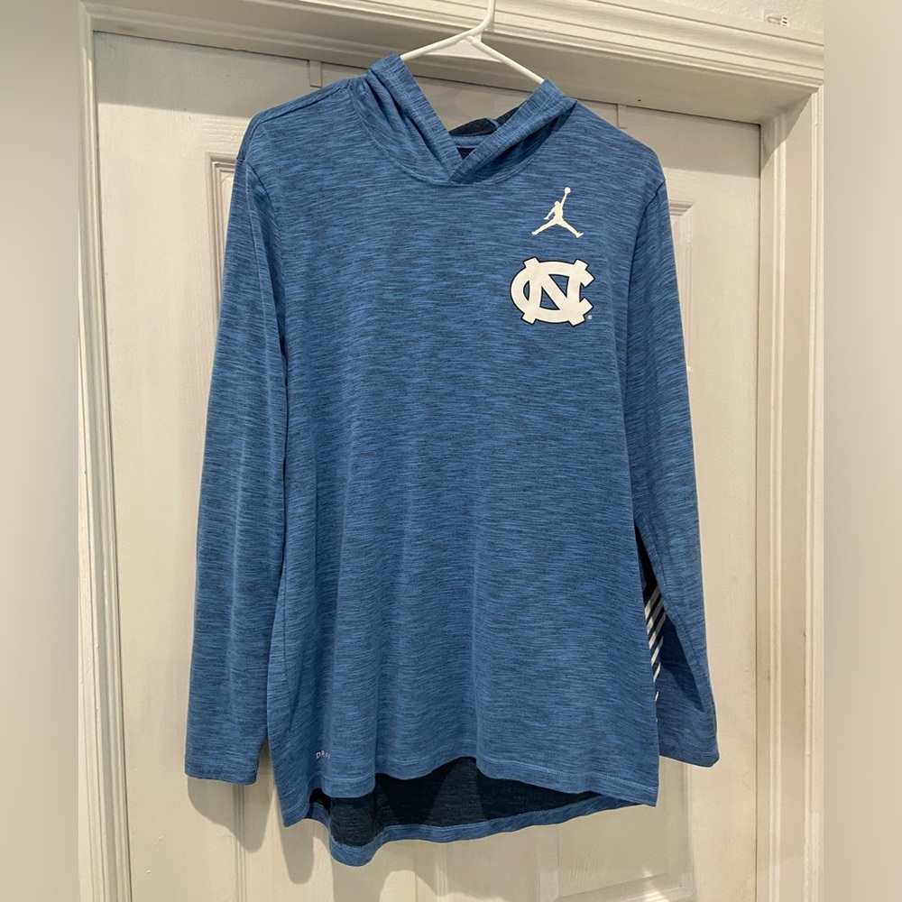 Tarheels Basketball long sleeve hooded t-shirt size M